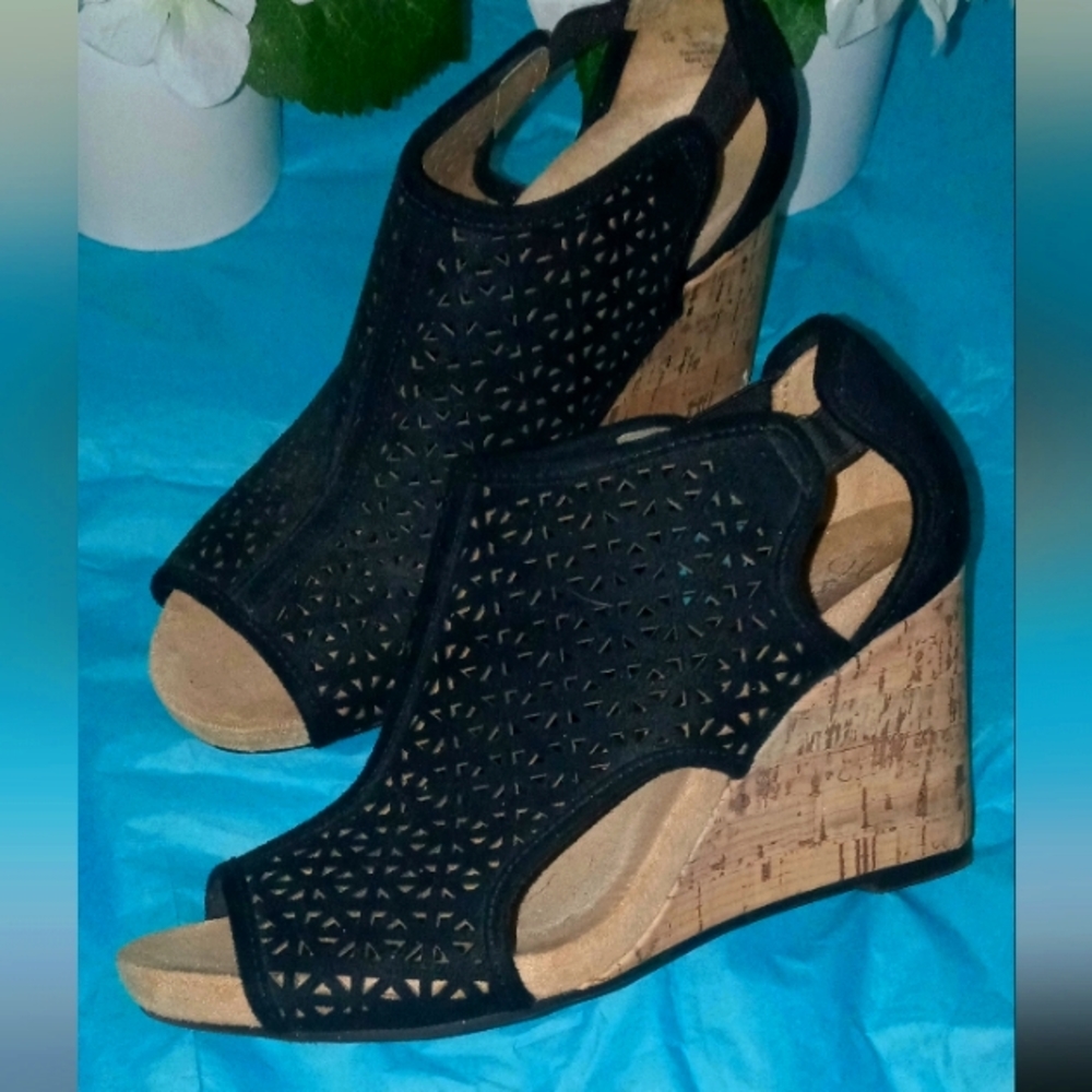 Open toe wedge shoes